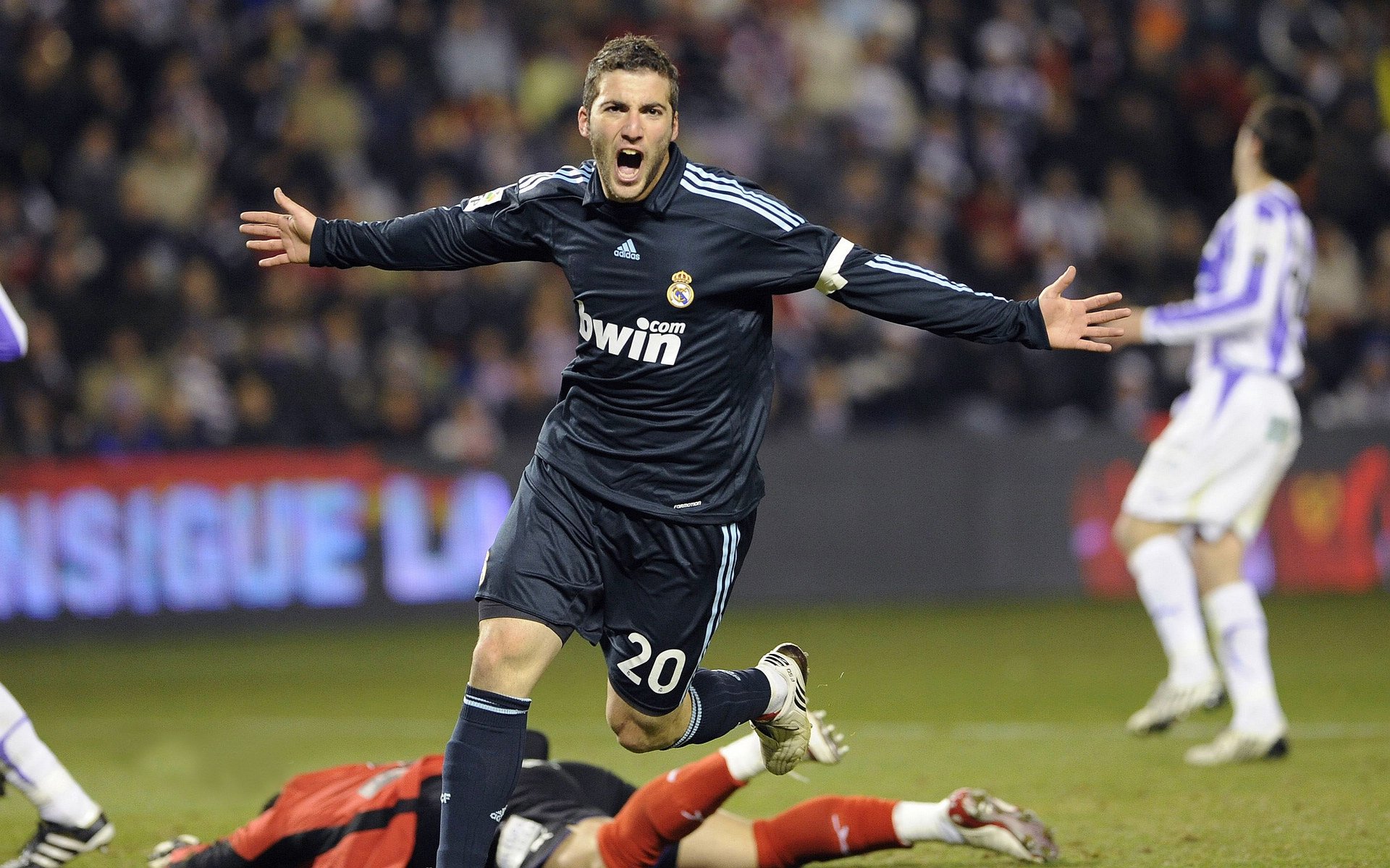 开云体育入口-劳塔罗持续制造杀伤，巴黎绝杀突尼斯，足球场上的战术博弈与意志对决